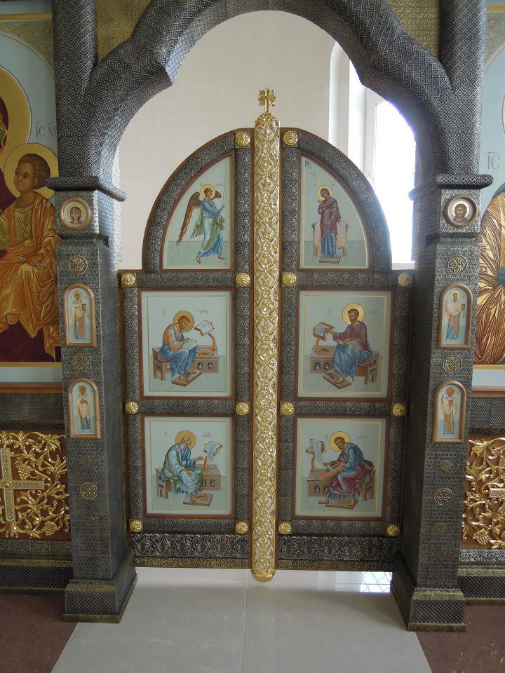 Установлены иконостасы в храме прп. Сергия в Тарасово
