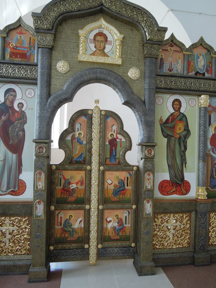 Установлены иконостасы в храме прп. Сергия в Тарасово