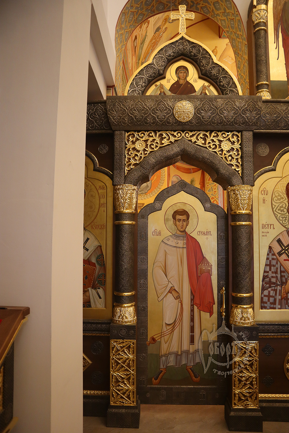 Установлен иконостас в храме в честь Новомучеников и Исповедников Российских в г. Норильске